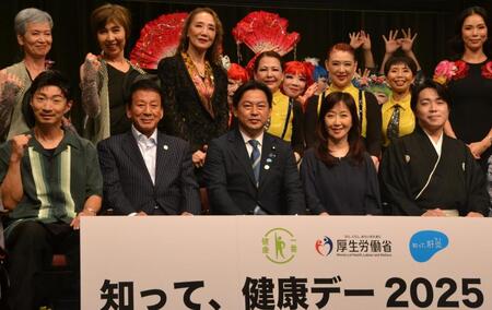 　「知って、健康デー２０２５　ｉｎ　浅草」に出演した（前列左から）ＥＸＩＬＥ　ＭＡＫＩＤＡＩ、杉良太郎、福岡資麿・厚生労働大臣、伍代夏子、前田健志氏
