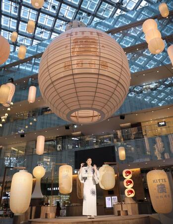 　たくさんの提灯に囲まれる波瑠（撮影・吉澤敬太）