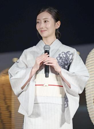 　浴衣姿でほほ笑む波瑠（撮影・吉澤敬太）