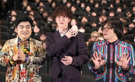 　大ヒットを喜ぶ（左から）加藤諒、渡辺翔太、松原タニシ（撮影・金田祐二）