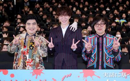 　大ヒットを喜ぶ（左から）加藤諒、渡辺翔太、松原タニシ（撮影・金田祐二）