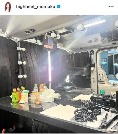 　ロケバス車内。モモコのインスタグラム＠ｈｉｇｈｈｅｅｌ＿ｍｏｍｏｋｏより