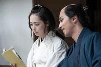 　誰袖を熱演する福原遥（左）と蔦屋重三郎役の横浜流星　大河ドラマ「べらぼう～蔦重栄華乃夢噺～」より