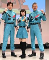 　３０年前のミニの衣装で登場したさとう珠緒（中央）＝撮影・園田高夫