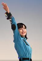 　変身ポーズを披露するさとう珠緒（撮影・園田高夫）