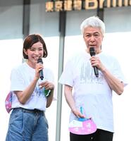 　鹿賀丈史（右）のコメントに笑顔を見せる知念里奈（撮影・園田高夫）