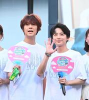 　手を振る小池徹平（右）と浦井健治（撮影・園田高夫）