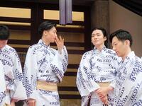 　劇場前イベントに参加した市川團子（左）と市川染五郎