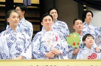 　劇場前イベントに参加した（左から）中村七之助、松本幸四郎、中村勘九郎、中村長三郎