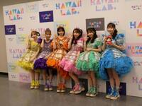 　写真に応じる（左から）早瀬ノエル、仲川瑠夏、鎮西寿々歌、松本かれん、櫻井優衣、真中まな
