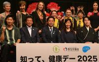 　「知って、健康デー２０２５　ｉｎ　浅草」に出演した（前列左から）ＥＸＩＬＥ　ＭＡＫＩＤＡＩ、杉良太郎、福岡資麿・厚生労働大臣、伍代夏子、前田健志氏