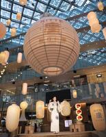 　たくさんの提灯に囲まれる波瑠（撮影・吉澤敬太）