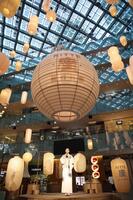 　色とりどりの提灯に囲まれる波瑠（撮影・吉澤敬太）