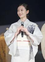 　浴衣姿でほほ笑む波瑠（撮影・吉澤敬太）