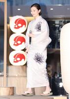 　浴衣姿で登壇した波瑠（撮影・吉澤敬太）