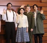 　手を振る（左から）山口馬木也、奈緒、ウエンツ瑛士、高野洸