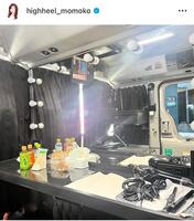 　ロケバス車内。モモコのインスタグラム＠ｈｉｇｈｈｅｅｌ＿ｍｏｍｏｋｏより
