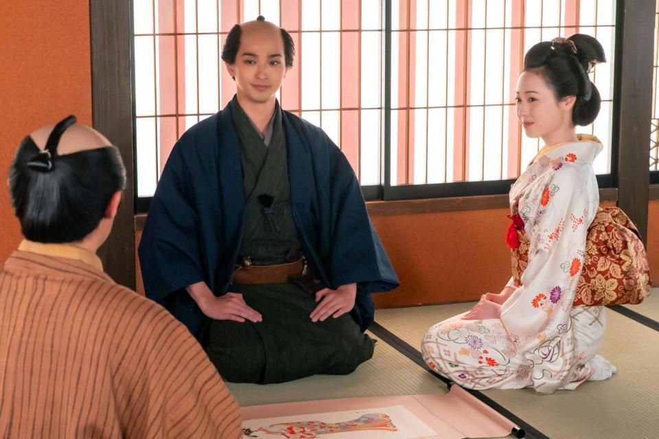 　誰袖を熱演した福原遥（右）と蔦屋重三郎役の横浜流星　大河ドラマ「べらぼう～蔦重栄華乃夢噺～」より