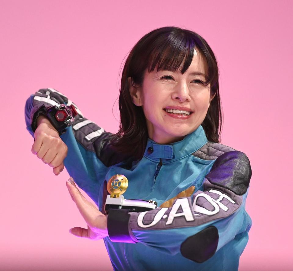 　変身ポーズを披露するさとう珠緒（撮影・園田高夫）