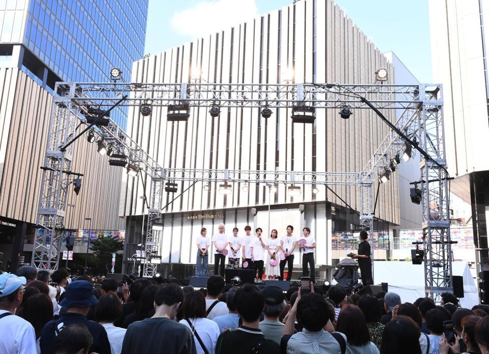 　ミュージカル『ある男』の舞台あいさつが特設会場で行われた（撮影・園田高夫）