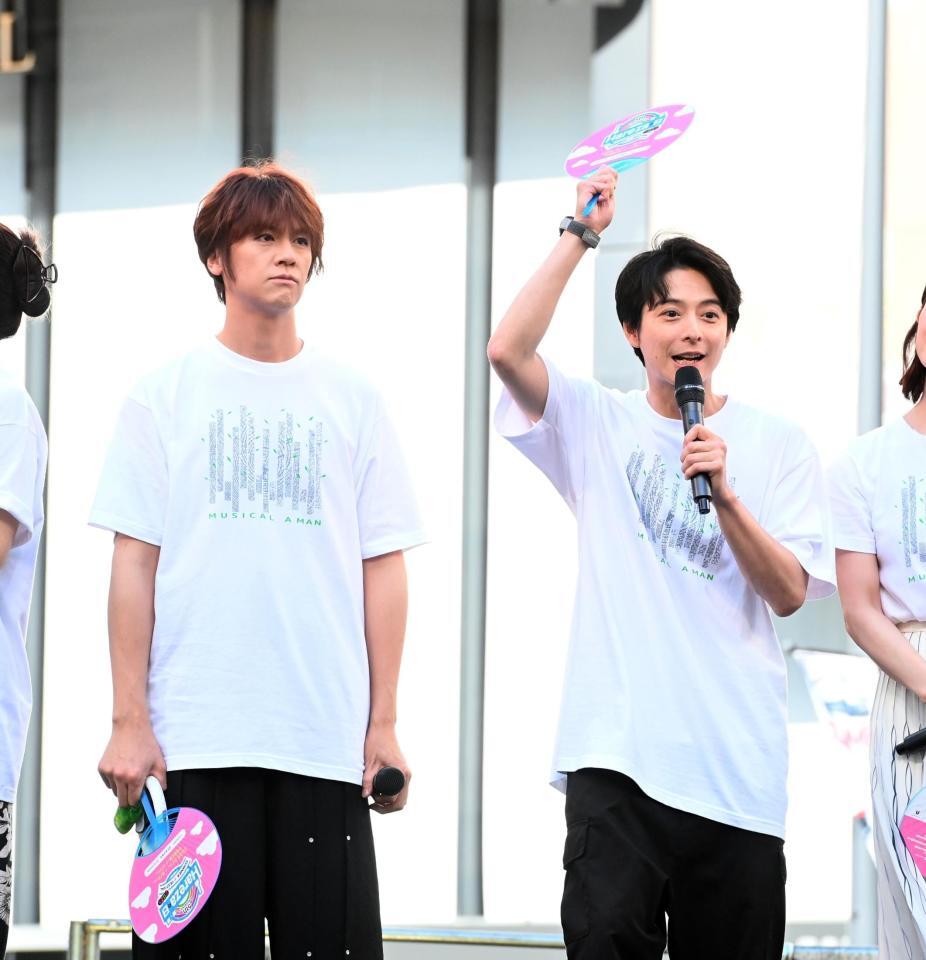 　舞台あいさつに登場した浦井健治（左）と小池徹平（撮影・園田高夫）