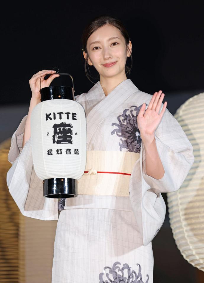 　浴衣姿で手を振る波瑠（撮影・吉澤敬太）