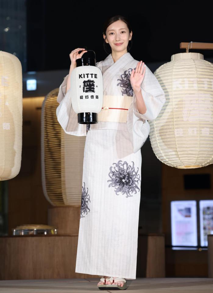 　浴衣姿で手を振る波瑠（撮影・吉澤敬太）