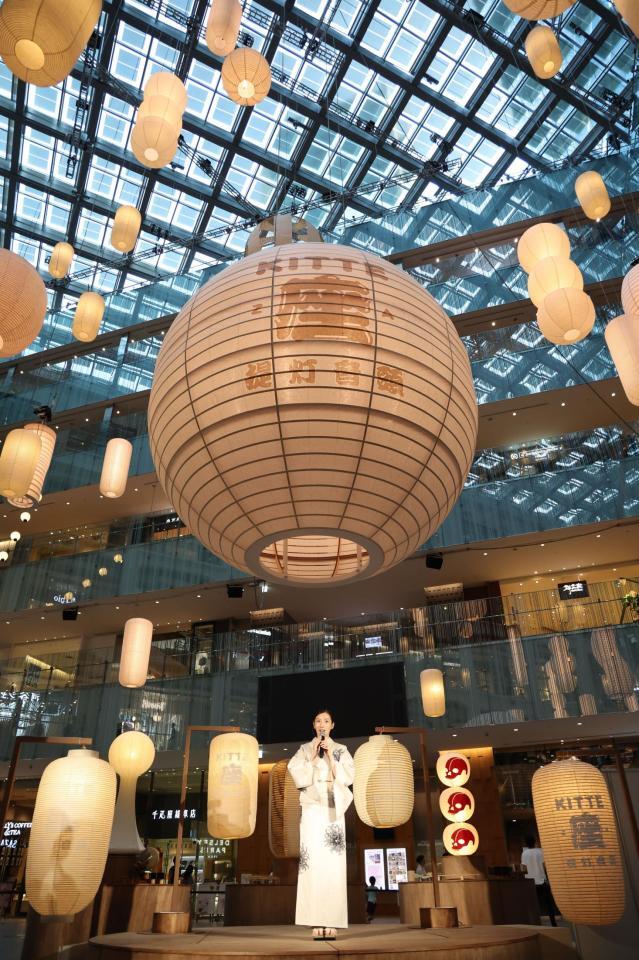 　色とりどりの提灯に囲まれる波瑠（撮影・吉澤敬太）