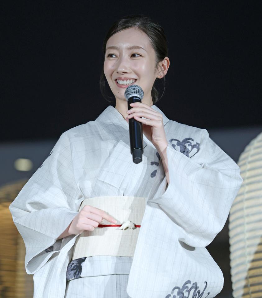 　帯留めの金魚を披露する波瑠（撮影・吉澤敬太）