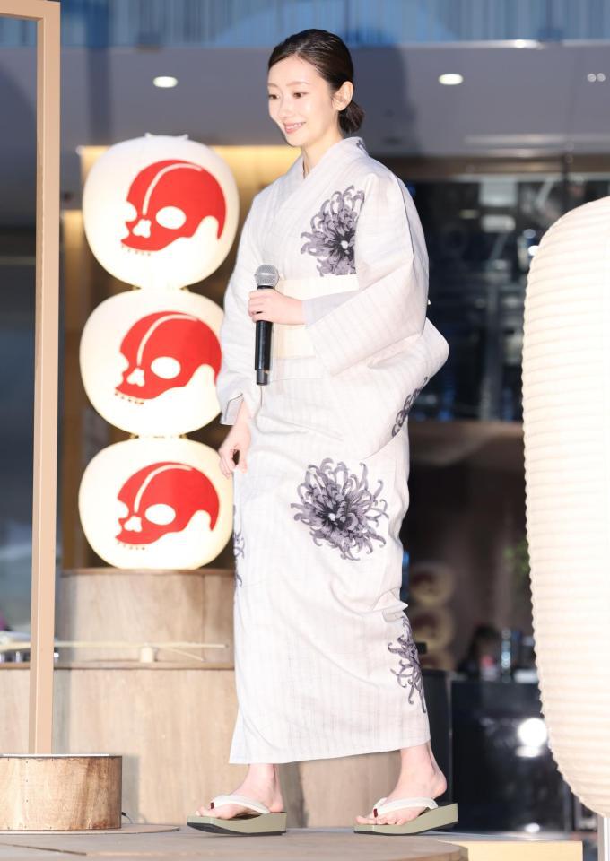 　浴衣姿で登壇した波瑠（撮影・吉澤敬太）
