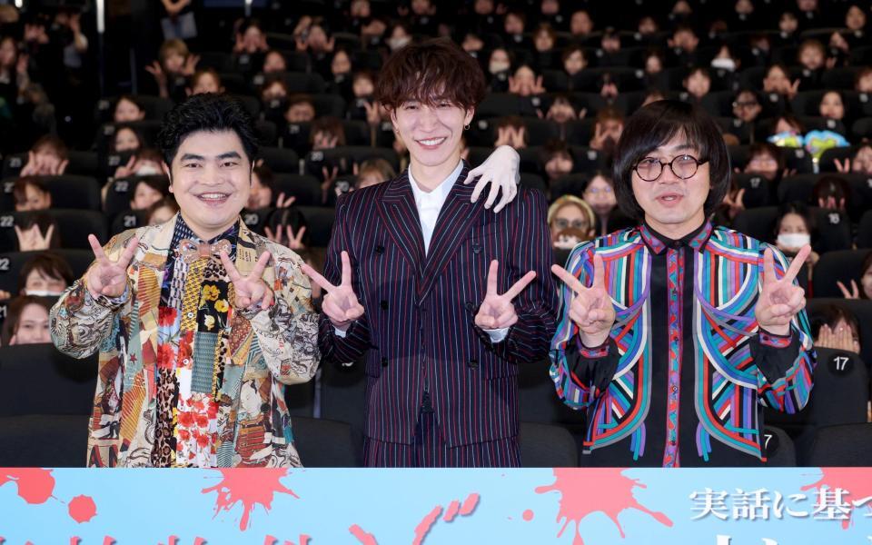 　大ヒットを喜ぶ（左から）加藤諒、渡辺翔太、松原タニシ（撮影・金田祐二）