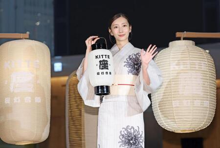 　浴衣姿で手を振る波瑠（撮影・吉澤敬太）