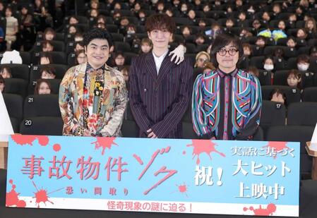 　大ヒットを喜ぶ（左から）加藤諒、渡辺翔太、松原タニシ（撮影・金田祐二）