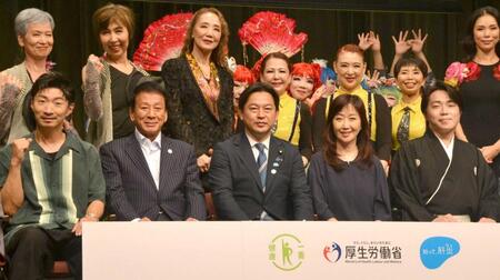 　「知って、健康デー２０２５　ｉｎ　浅草」に出演した（前列左から）ＥＸＩＬＥ　ＭＡＫＩＤＡＩ、杉良太郎、福岡資麿氏、伍代夏子、前田健志