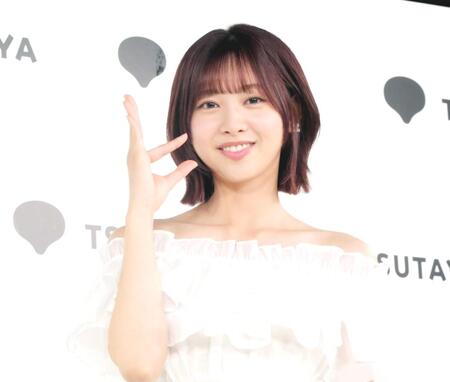 　ポーズを決めて撮影に応じた富田鈴花