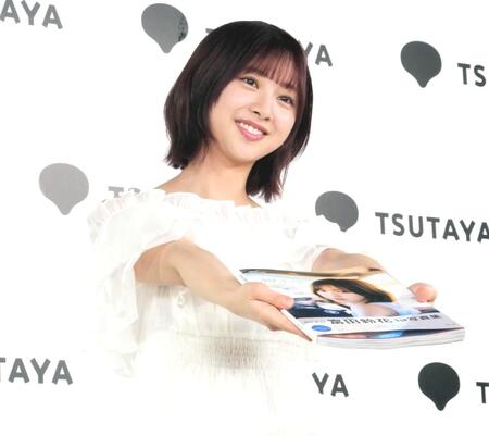 　ポーズを決めて撮影に応じた富田鈴花