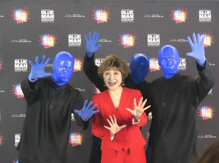 　「ブルーマングループ２０２５新宿公演」に登場した小林幸子とブルーマン