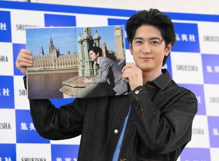 　お気に入りの１ページを見せるＨｅｙ！Ｓａｙ！ＪＵＭＰ・中島裕翔（撮影・伊藤笙子）