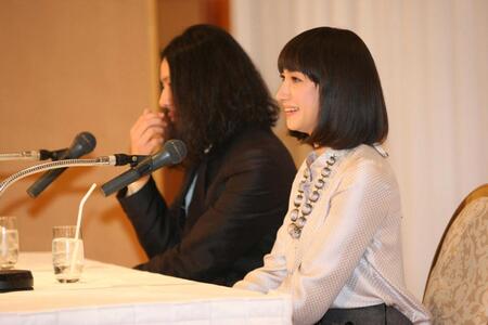 　２００７年、結婚会見を開いたオダギリジョーと香椎由宇