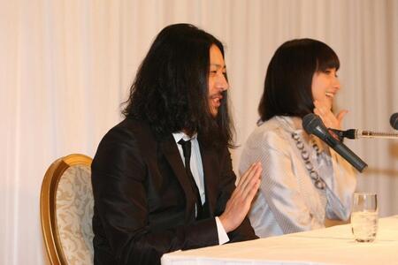 　２００７年１２月、結婚会見で互いの名前を呼び合ってと言われ「カンベンして下さい」と照れるオダギリジョー