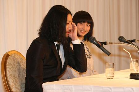 　２００７年１２月、照れながら結婚を報告するオダギリジョー（左）を笑顔で見守る香椎由宇