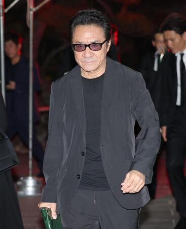 　弔問を終えて引き揚げる大友康平（撮影・西岡正）