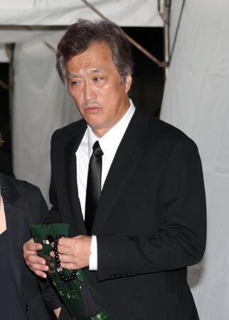 　弔問を終え、引き揚げる大鶴義丹（撮影・西岡正）