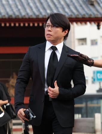 　弔問に訪れた西川貴教（撮影・西岡正）