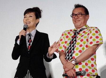 　故やなせたかしさんのシルエットを模したネクタイを締める戸田恵子（左）と中尾隆聖（２０１４年７月）