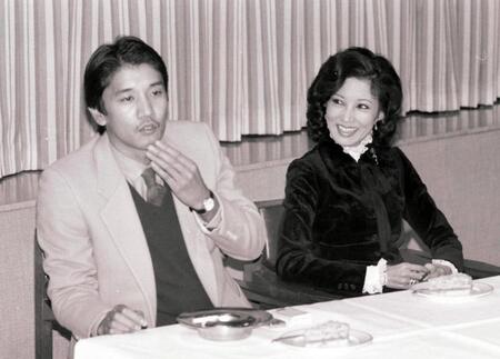 　４５年前の浅丘ルリ子（右）。左は奥田瑛二＝１９８０年撮影