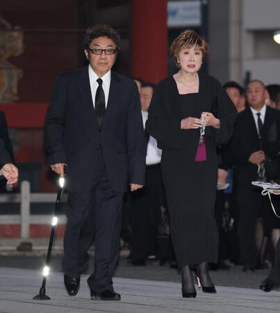 　並んで弔問に訪れたコロッケ（左）と小林幸子（撮影・西岡正）