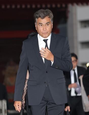 　弔問に訪れた石原良純（撮影・西岡正）