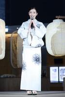 　浴衣姿で登壇した波瑠（撮影・吉澤敬太）