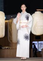 　浴衣姿で手を振る波瑠（撮影・吉澤敬太）